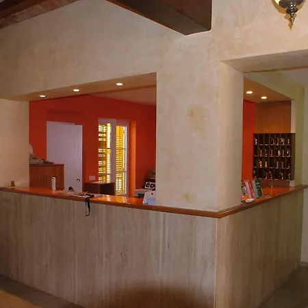 Ξενοδοχείο Parrots 3*