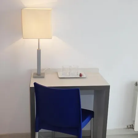 Parrots Ξενοδοχείο 3*