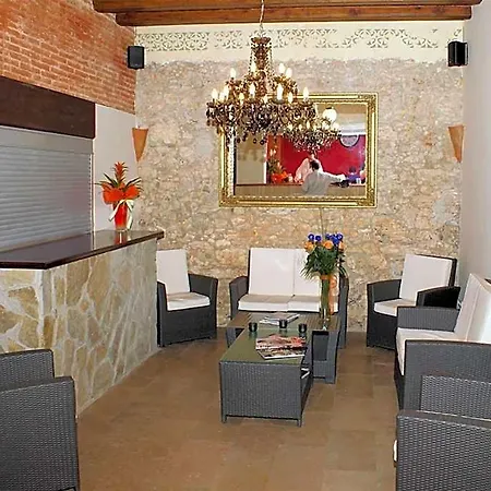 Parrots Hotel 3*