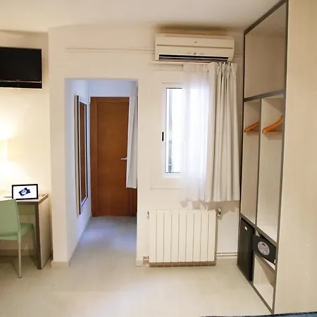 Parrots Hotell