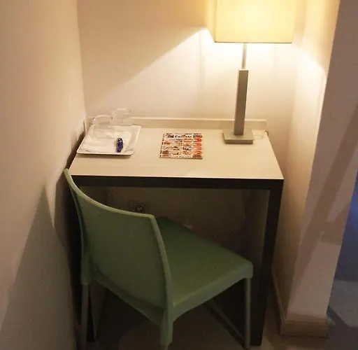 Parrots Отель Сиджес