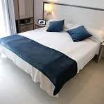 Hotel Parrots