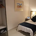 Hotel Parrots