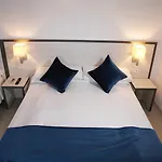 Parrots Hotel