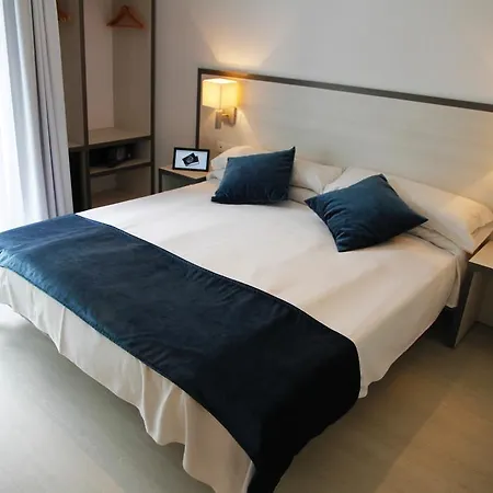 Otel Parrots 3*